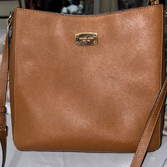 NWOT Micheal kors tan crossbody adjustable strap gold accents larger size cute - Picture 1 of 13